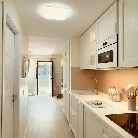 Дом отдыха Golden Dream, Swimming Pool And Parking *